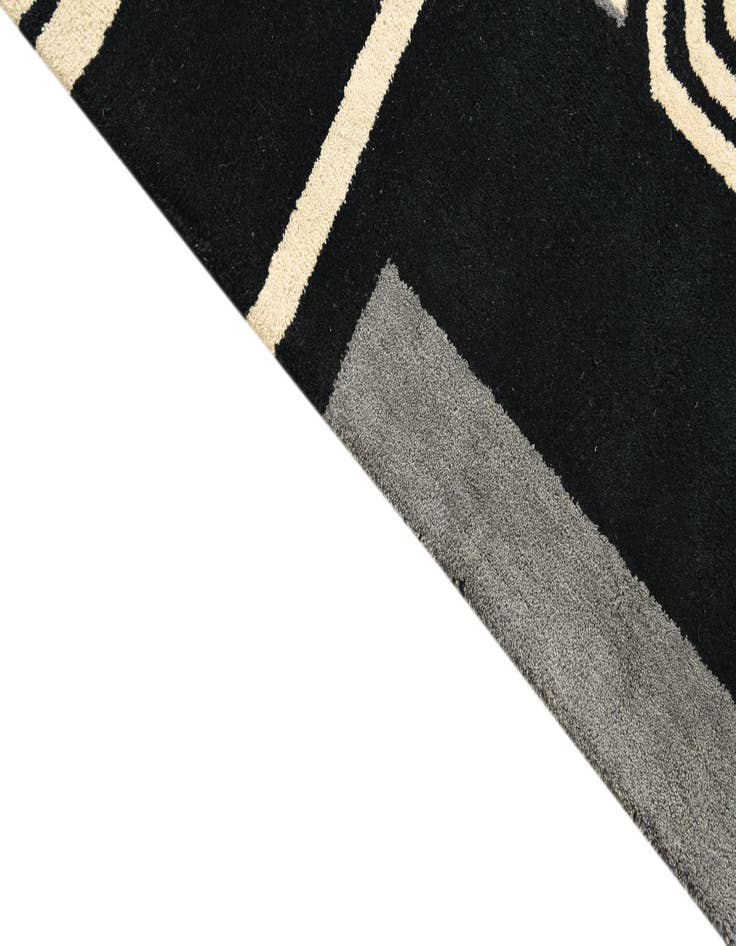 Detail image of  5' x 7' 10 Luna Rug