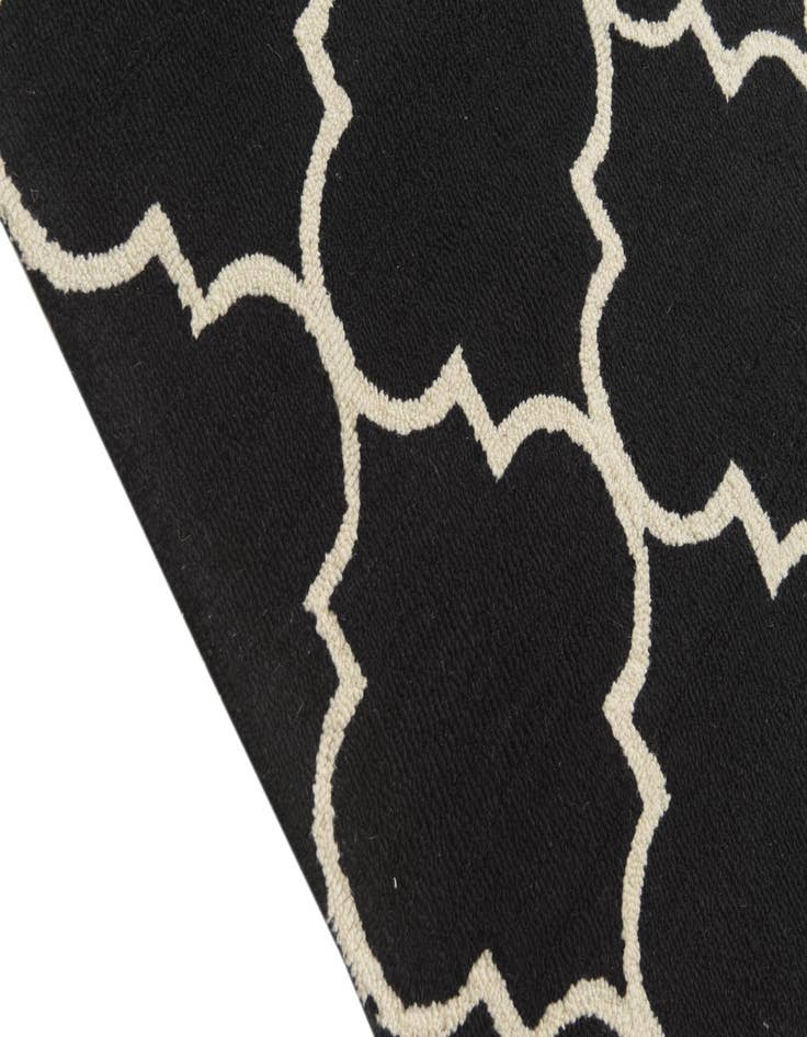 Detail image of  5' 1 x 8' Luna Wool Rug