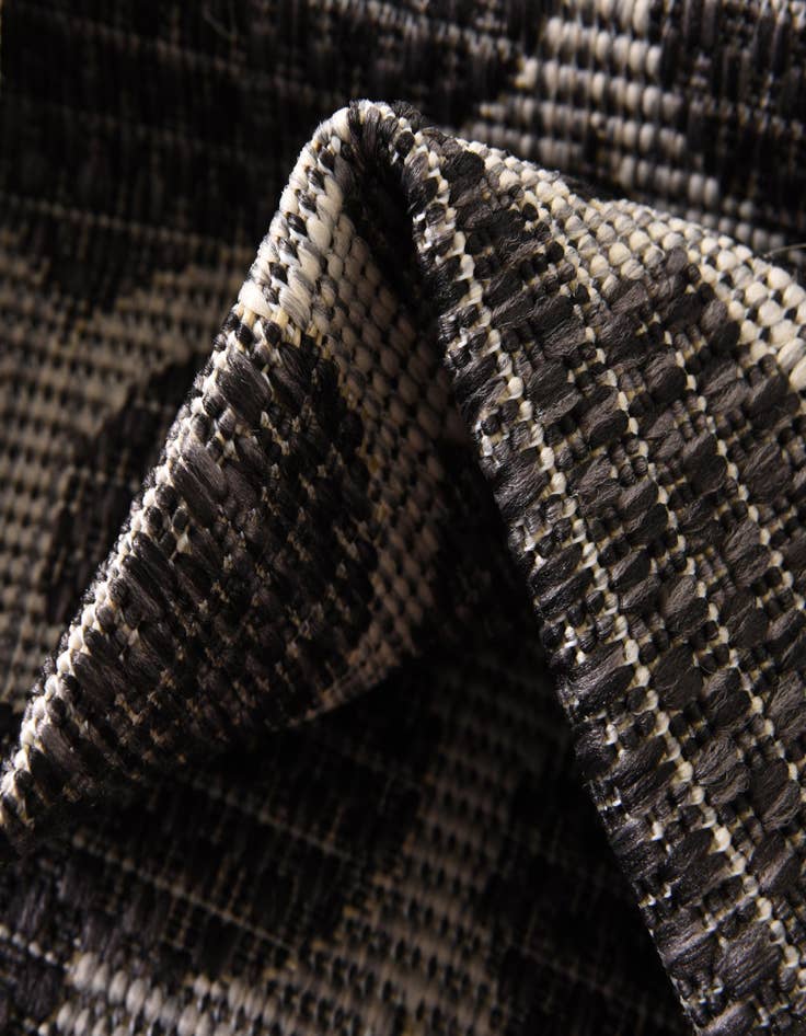 Detail image of  9' x 12'  Washable Lattice Indoor / Outdoor Rug