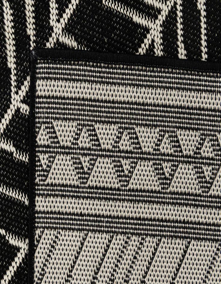 Detail image of  5' 3 x 7' 8  Washable Modern Indoor / Outdoor Rug