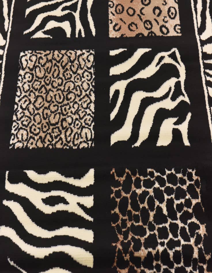 Detail image of  5' 3 x 7' Savannah Rug