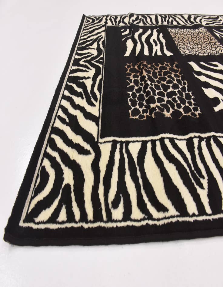 Detail image of  5' 3 x 7' Savannah Rug