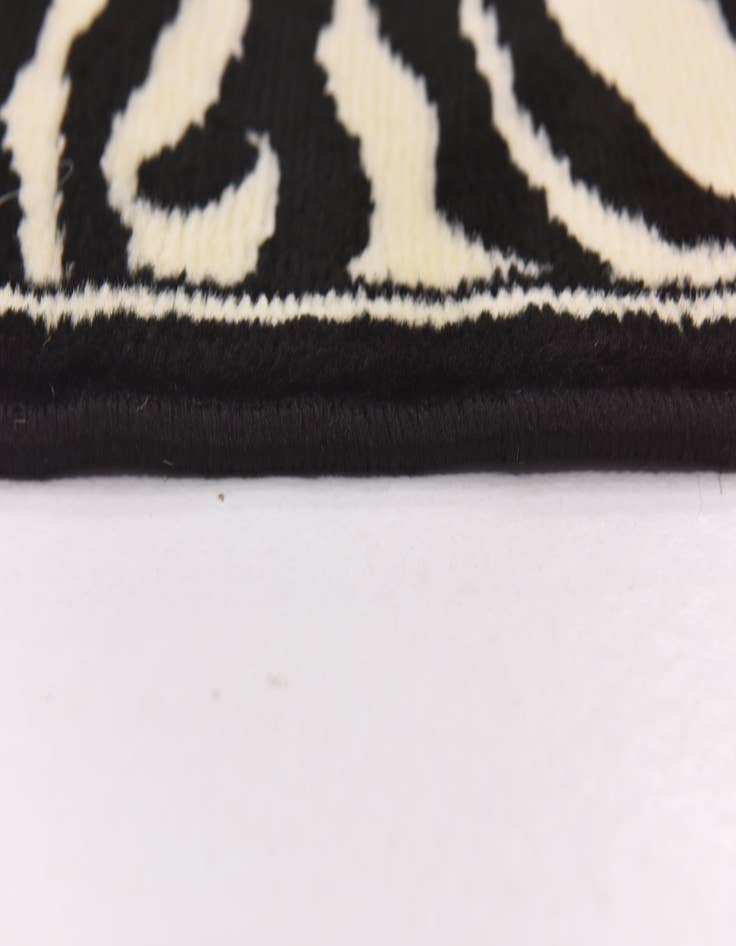 Detail image of  5' 3 x 7' Savannah Rug