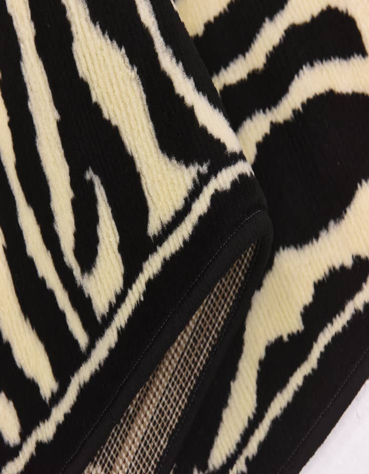 Detail image of  5' 3 x 7' Savannah Rug