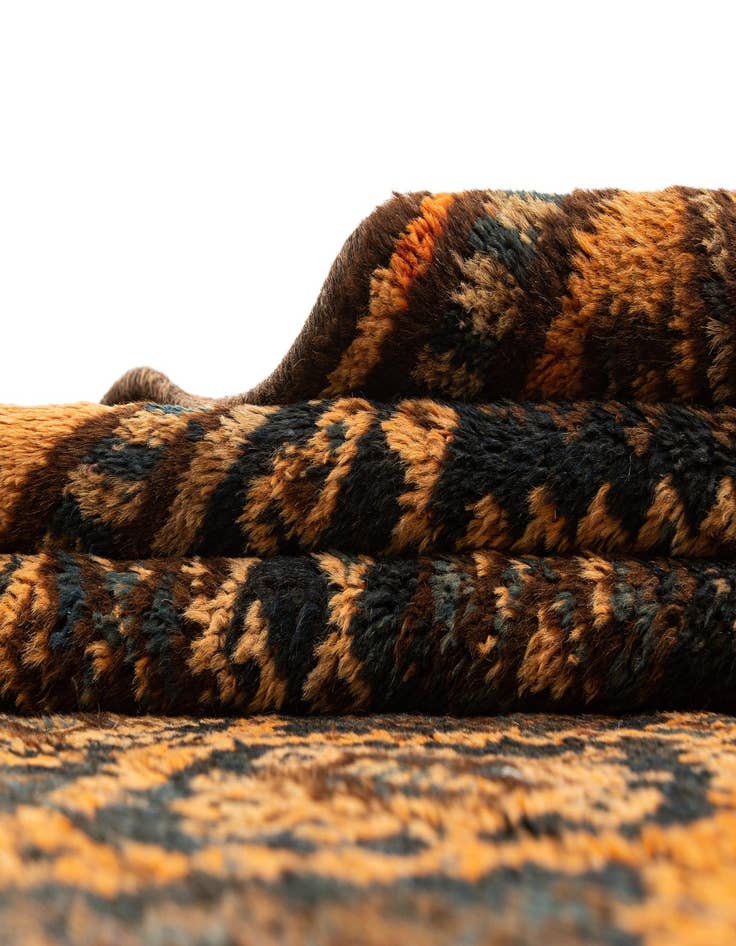Detail image of  4' 2 x 6' 7  Hand Knotted Shiraz Persian Wool Rug