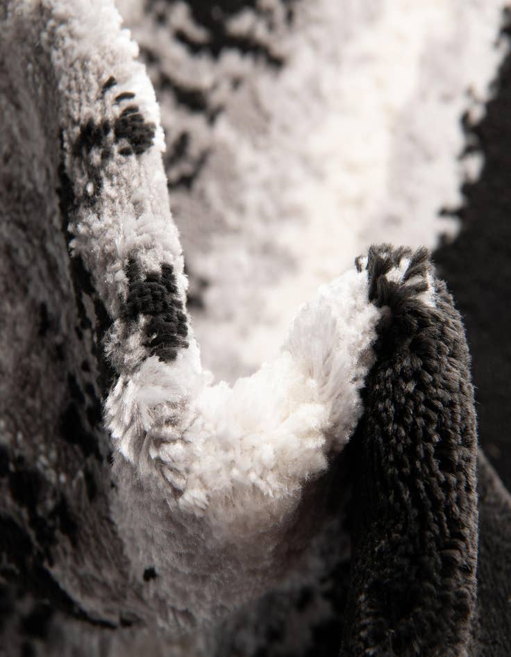 Detail image of  5' 3 x 8' Vince Camuto Rug