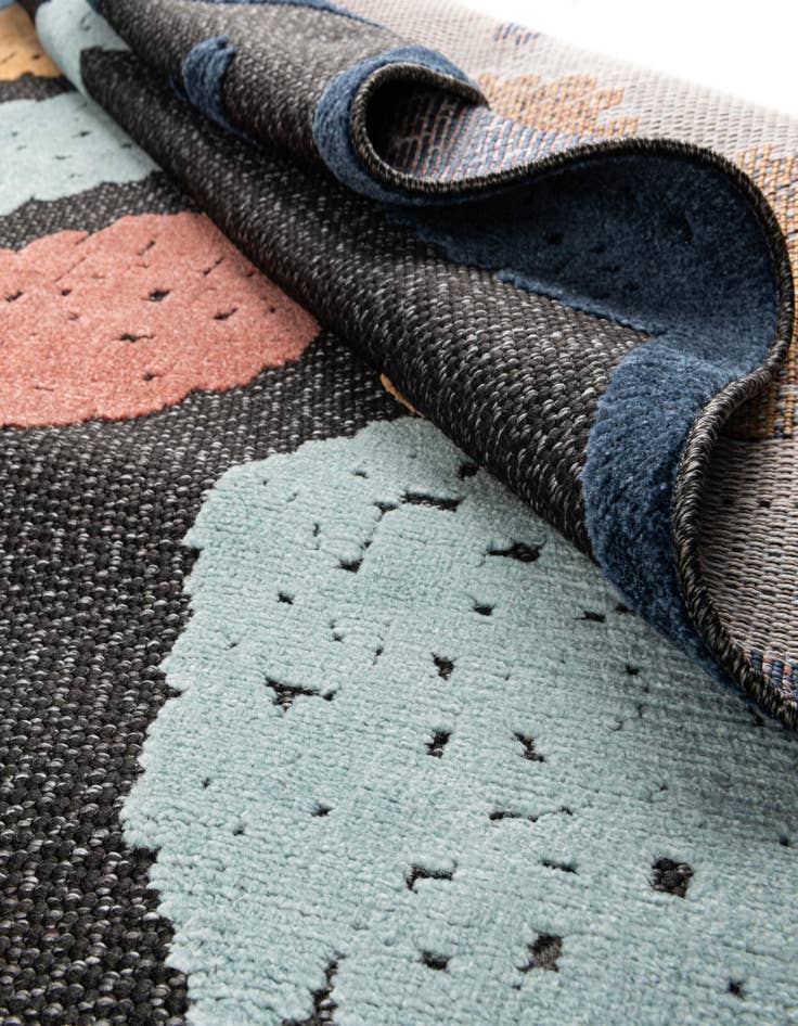 Detail image of  3' 3 x 3' 3  Washable Belize Indoor / Outdoor Round Rug