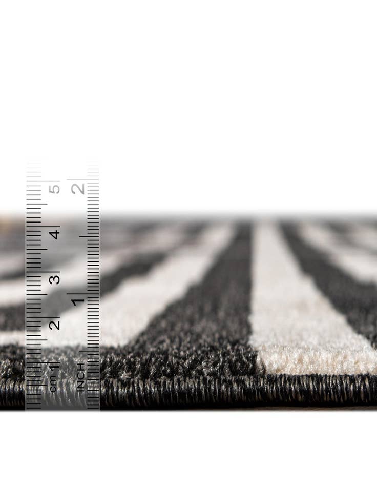 Detail image of  7' 10 x 7' 10 Hera Round Rug