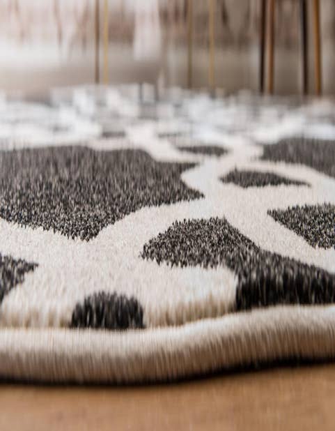 Detail image of  3' 3 x 3' 3 Lattice Round Rug