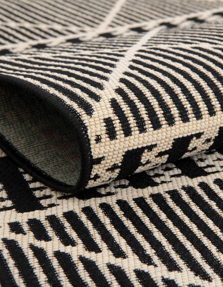Detail image of  5' 3 x 5' 3  Washable Lattice Indoor / Outdoor Round Rug
