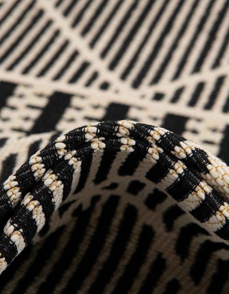 Detail image of  5' 3 x 5' 3  Washable Lattice Indoor / Outdoor Round Rug