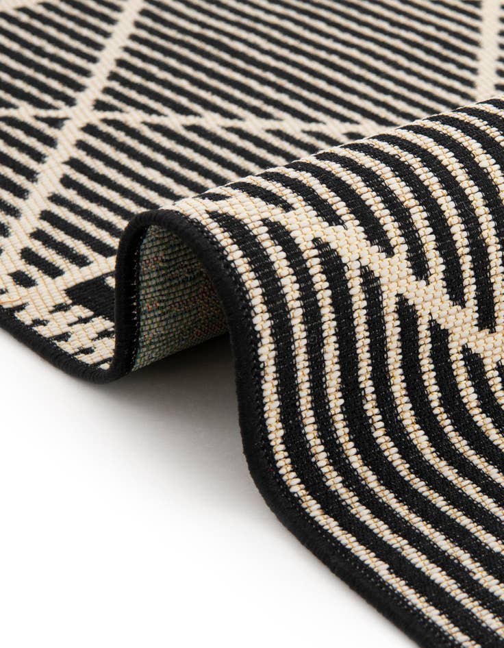 Detail image of  5' 3 x 5' 3  Washable Lattice Indoor / Outdoor Round Rug