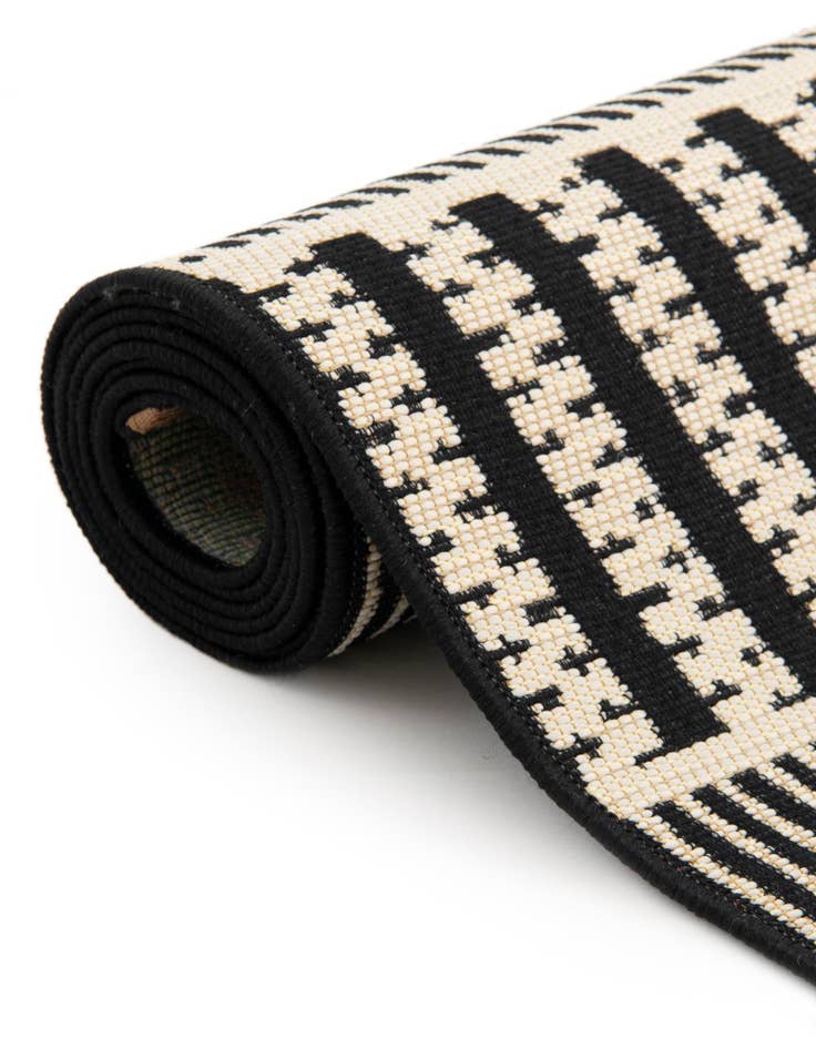 Detail image of  5' 3 x 5' 3  Washable Lattice Indoor / Outdoor Round Rug