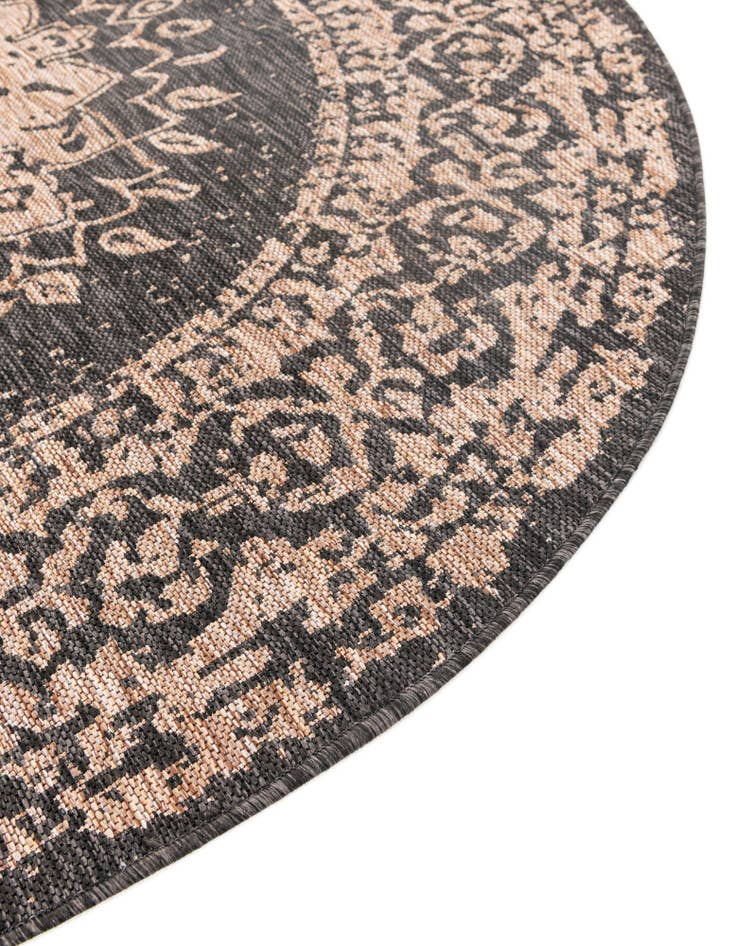 Detail image of  7' 10 x 7' 10  Washable Traditional Indoor / Outdoor Round Rug