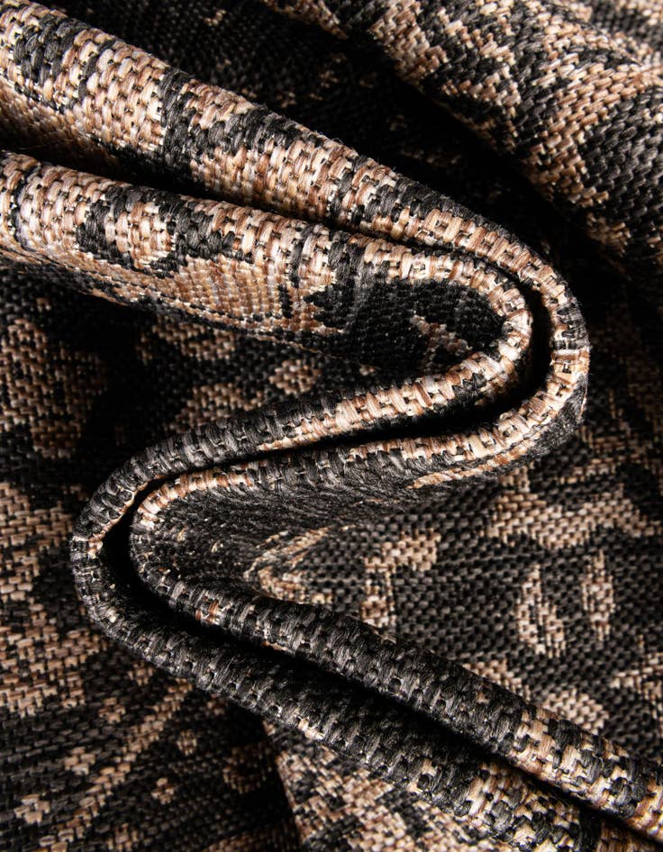 Detail image of  7' 10 x 7' 10  Washable Traditional Indoor / Outdoor Round Rug