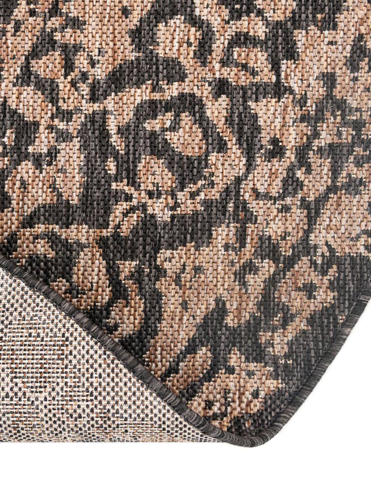 Detail image of  7' 10 x 7' 10  Washable Traditional Indoor / Outdoor Round Rug