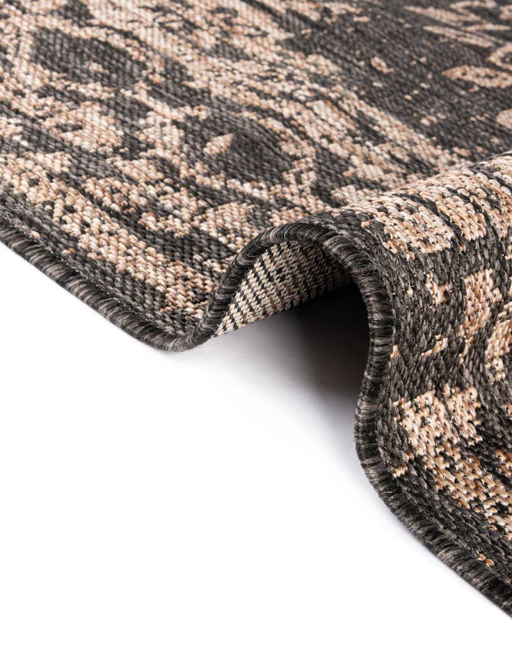 Detail image of  7' 10 x 7' 10  Washable Traditional Indoor / Outdoor Round Rug