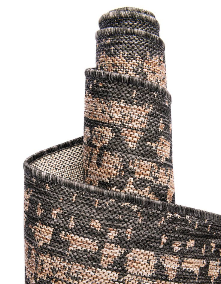 Detail image of  7' 10 x 7' 10  Washable Traditional Indoor / Outdoor Round Rug