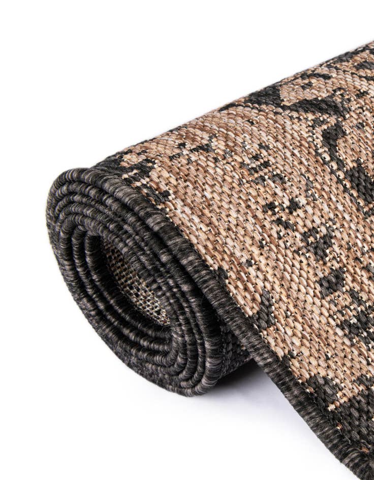 Detail image of  7' 10 x 7' 10  Washable Traditional Indoor / Outdoor Round Rug