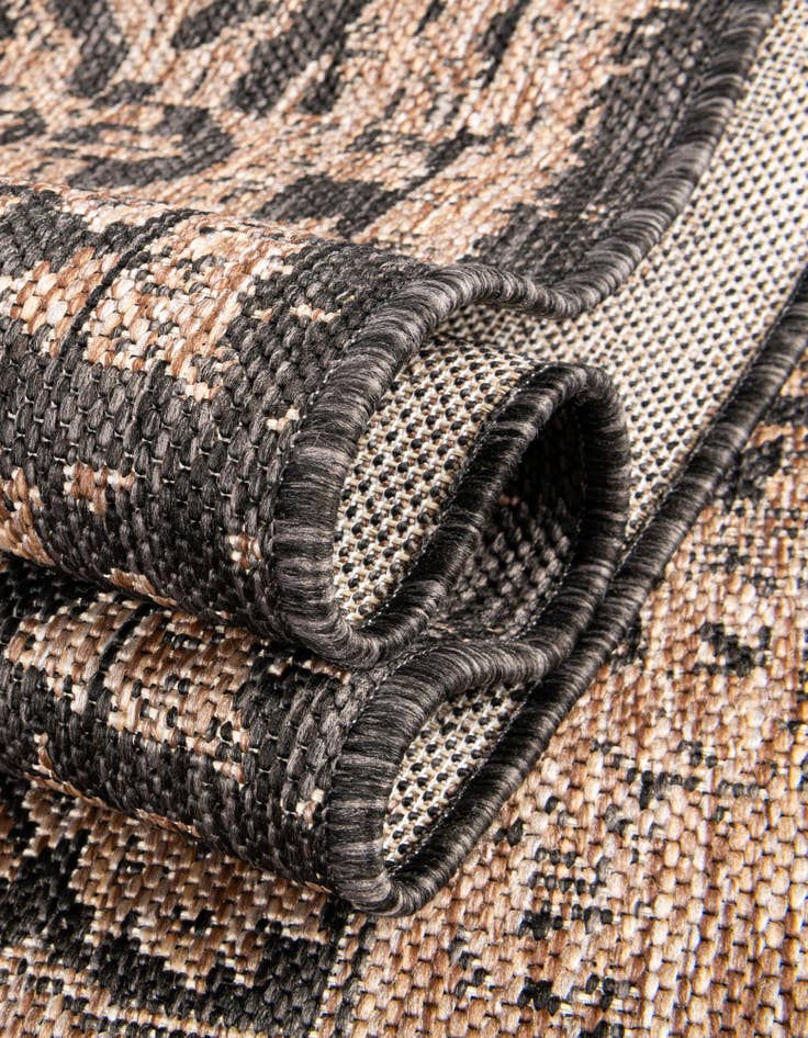 Detail image of  7' 10 x 7' 10  Washable Traditional Indoor / Outdoor Round Rug