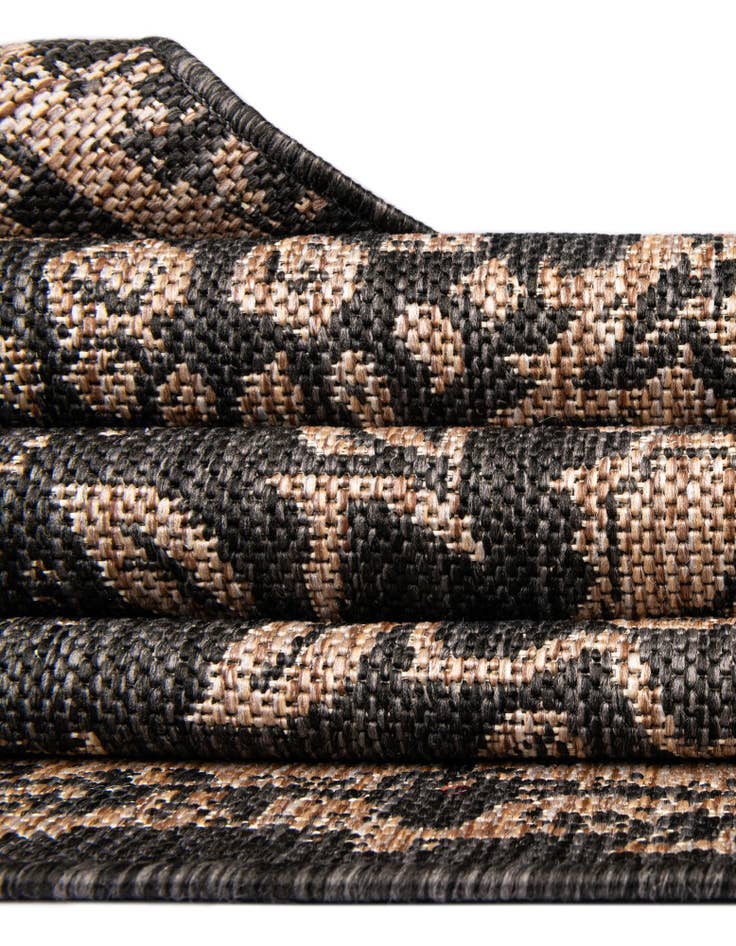 Detail image of  7' 10 x 7' 10  Washable Traditional Indoor / Outdoor Round Rug