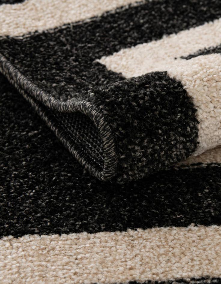 Detail image of  2' 7 x 10' Hera Runner Rug