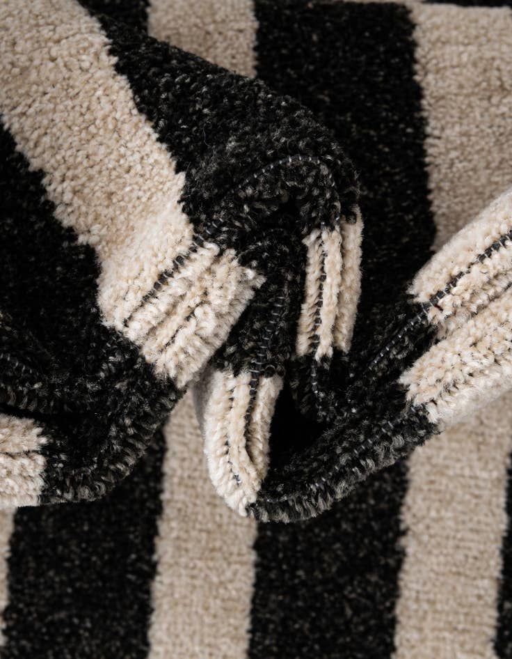 Detail image of  2' 7 x 10' Hera Runner Rug