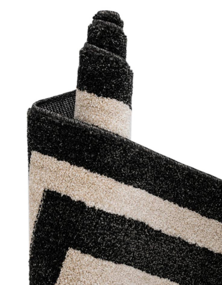 Detail image of  2' 7 x 10' Hera Runner Rug