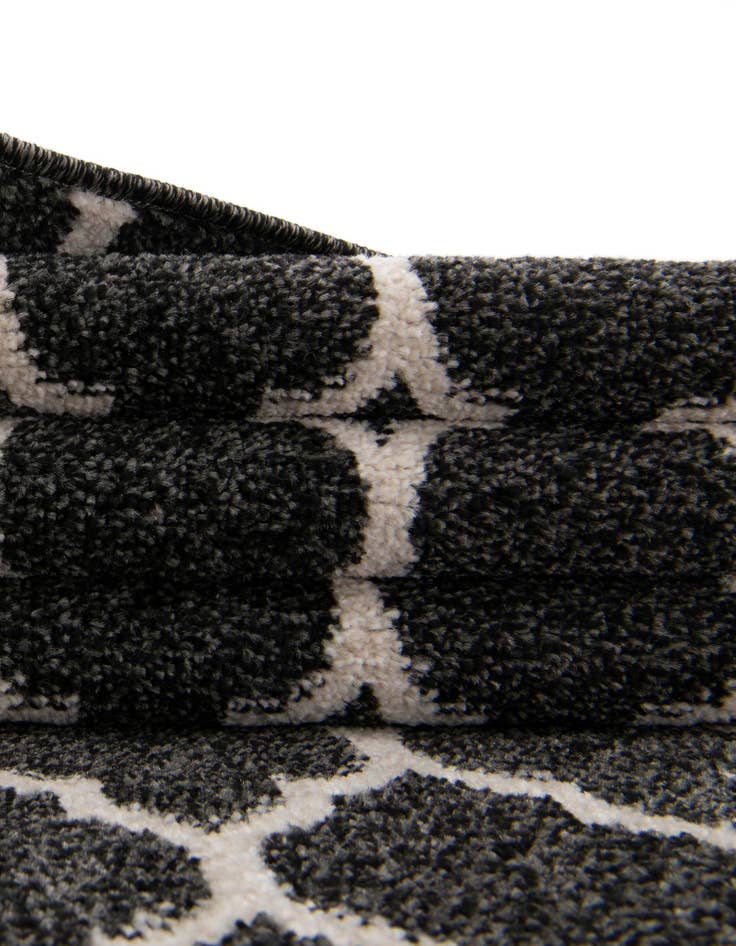 Detail image of  2' 7 x 8' Lattice Runner Rug