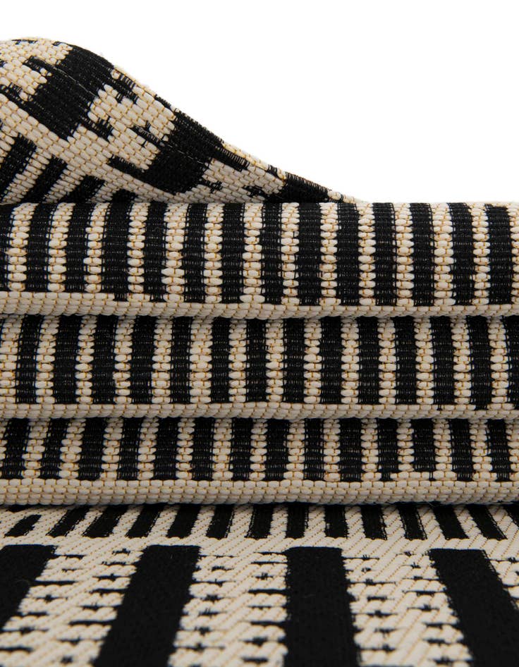 Detail image of  2' x 8'  Washable Lattice Indoor / Outdoor Runner Rug