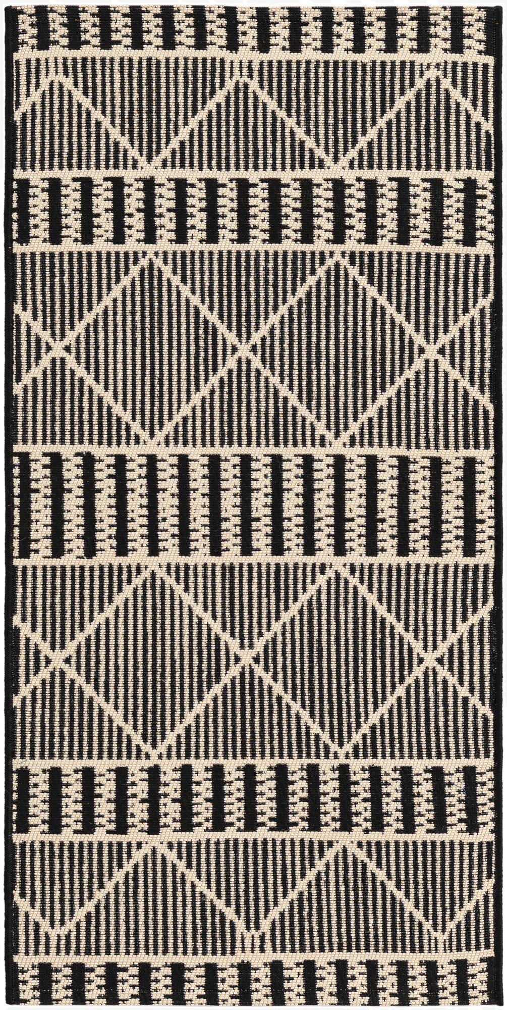  2' x 4'  Washable Lattice Indoor / Outdoor Runner Rug