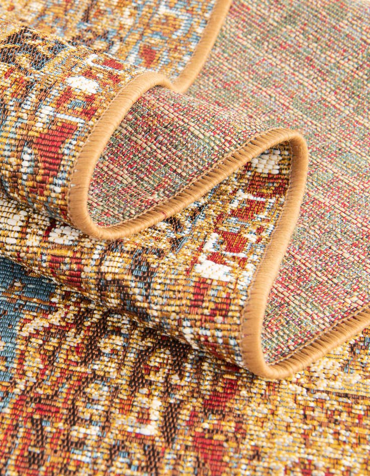 Detail image of  3' 3 x 3' 3  Washable Traditional Indoor / Outdoor Round Rug
