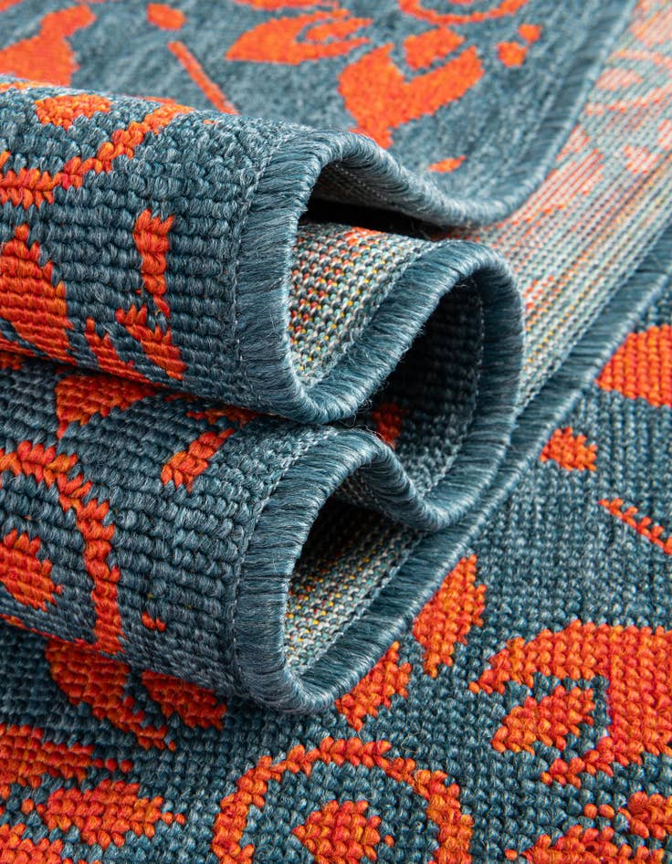 Detail image of  7' 10 x 7' 10  Washable Lattice Indoor / Outdoor Square Rug