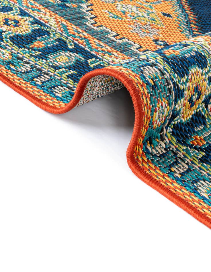 Detail image of  7' 10 x 7' 10  Washable Baja Indoor / Outdoor Round Rug