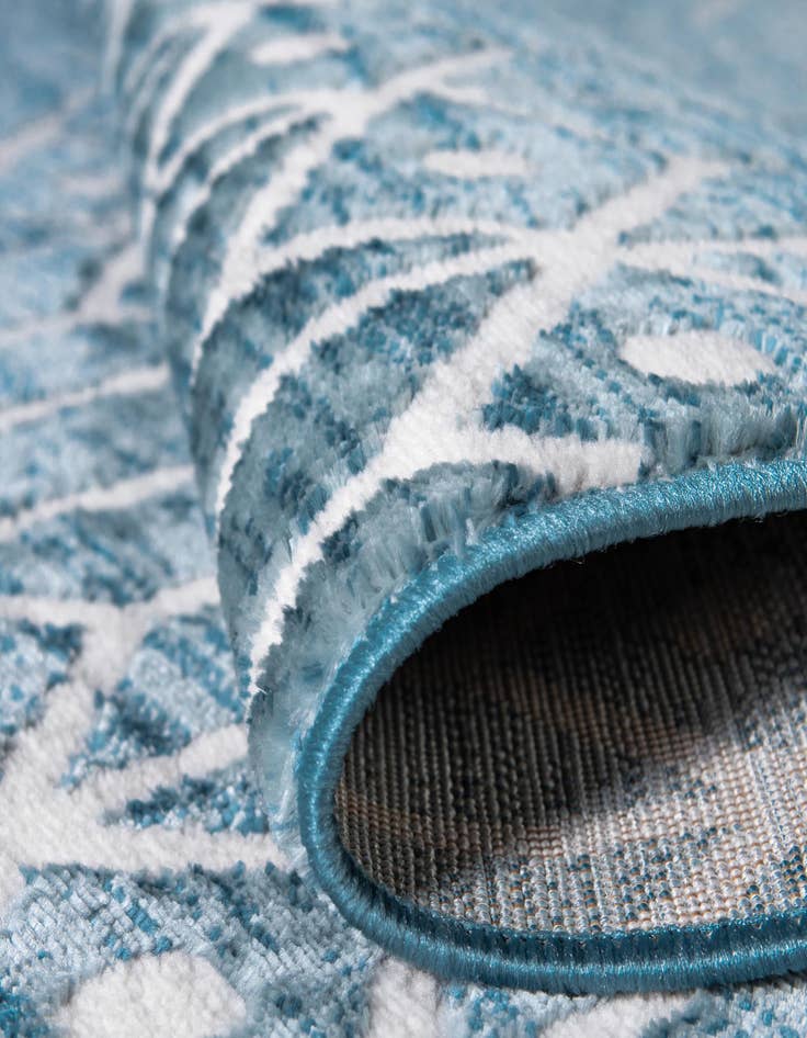 Detail image of  5' 3 x 8' Lattice Trellis Oval Rug