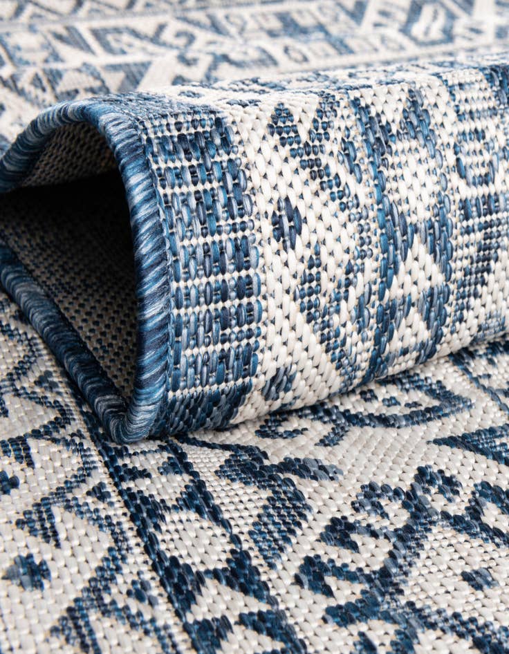 Detail image of  7' 10 x 10'  Washable Aztec Indoor / Outdoor Oval Rug