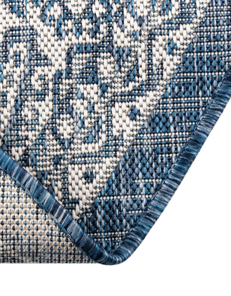 Detail image of  7' 10 x 10'  Washable Aztec Indoor / Outdoor Oval Rug