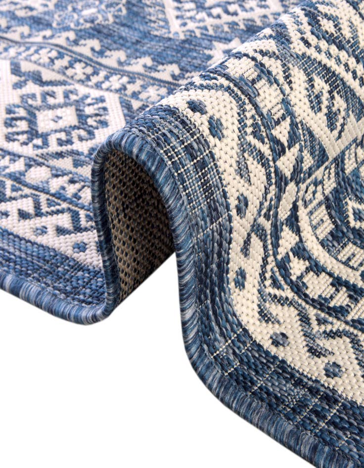 Detail image of  7' 10 x 10'  Washable Aztec Indoor / Outdoor Oval Rug
