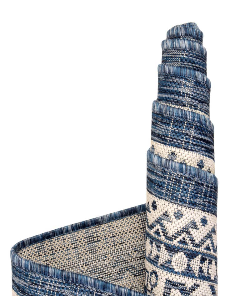 Detail image of  7' 10 x 10'  Washable Aztec Indoor / Outdoor Oval Rug