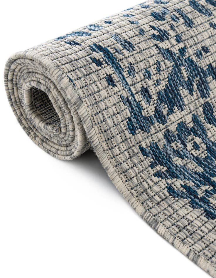 Detail image of  7' 10 x 10'  Washable Traditional Indoor / Outdoor Oval Rug