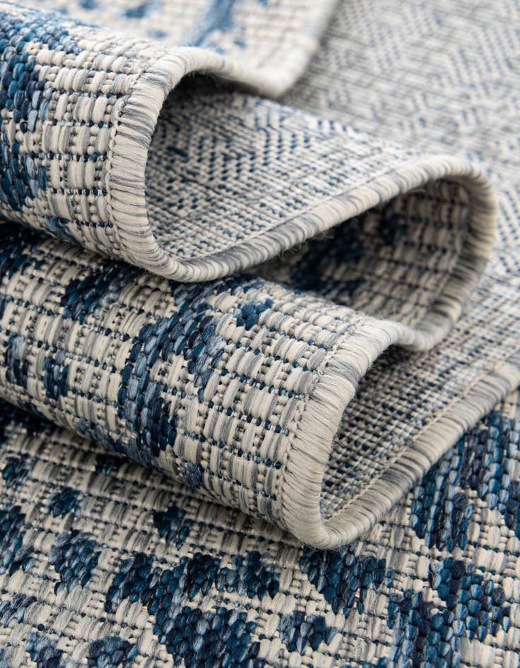 Detail image of  7' 10 x 10'  Washable Traditional Indoor / Outdoor Oval Rug