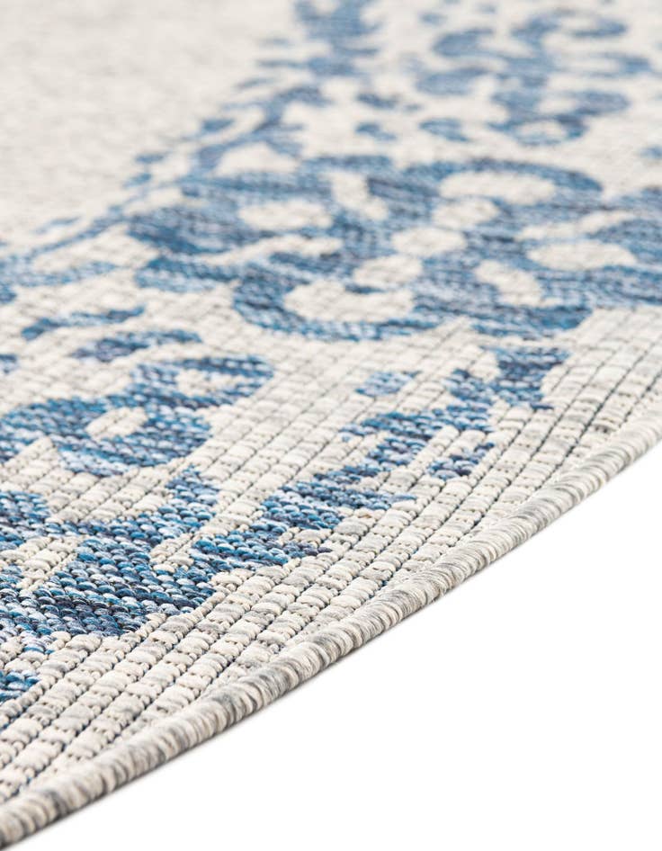 Detail image of  7' 10 x 10'  Washable Traditional Indoor / Outdoor Oval Rug