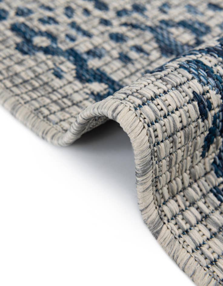 Detail image of  7' 10 x 10'  Washable Traditional Indoor / Outdoor Oval Rug