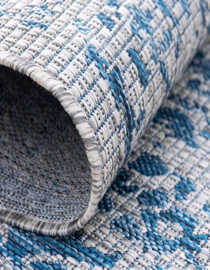 Detail image of  7' 10 x 10'  Washable Traditional Indoor / Outdoor Oval Rug