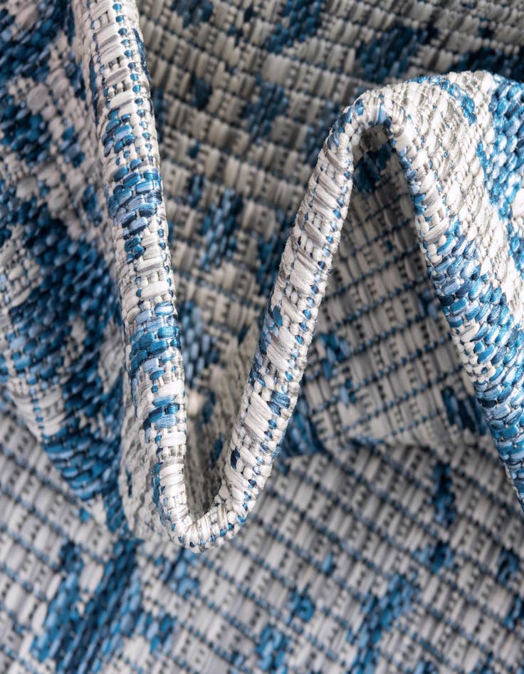 Detail image of  7' 10 x 10'  Washable Traditional Indoor / Outdoor Oval Rug