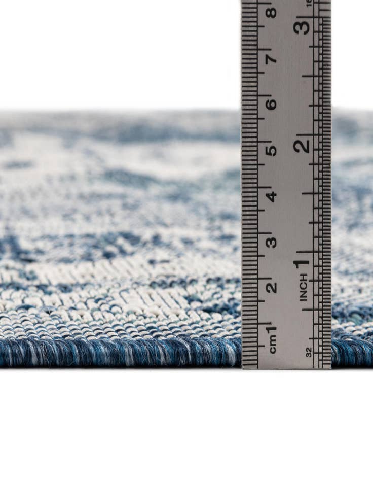 Detail image of  7' 10 x 10'  Washable Traditional Indoor / Outdoor Oval Rug