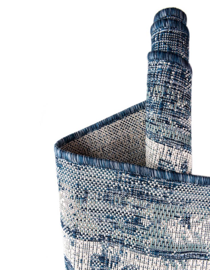 Detail image of  7' 10 x 10'  Washable Traditional Indoor / Outdoor Oval Rug