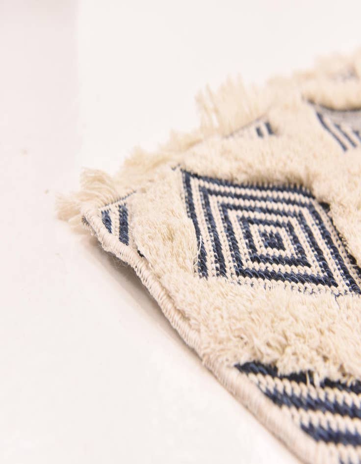 Detail image of 4' 9 x 7' 7 Arizona Rug