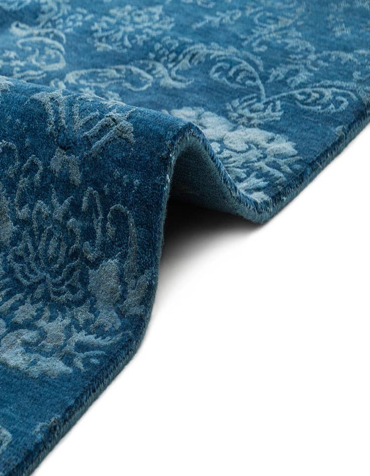 Detail image of  4' 11 x 6' 6 Damask with Silk Rug