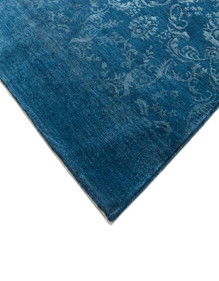 Detail image of  4' 11 x 6' 6 Damask with Silk Rug